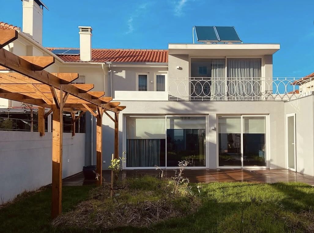 Renovação de moradia concluída com pérgula e águas quentes solares, Porto