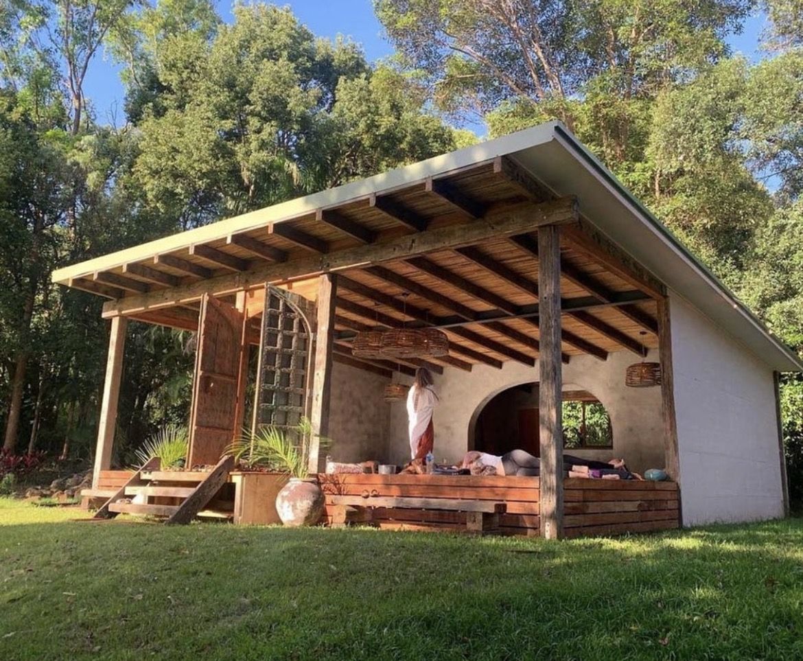 Pavilhão novo em madeira com pilares de madeira maciça recuperada