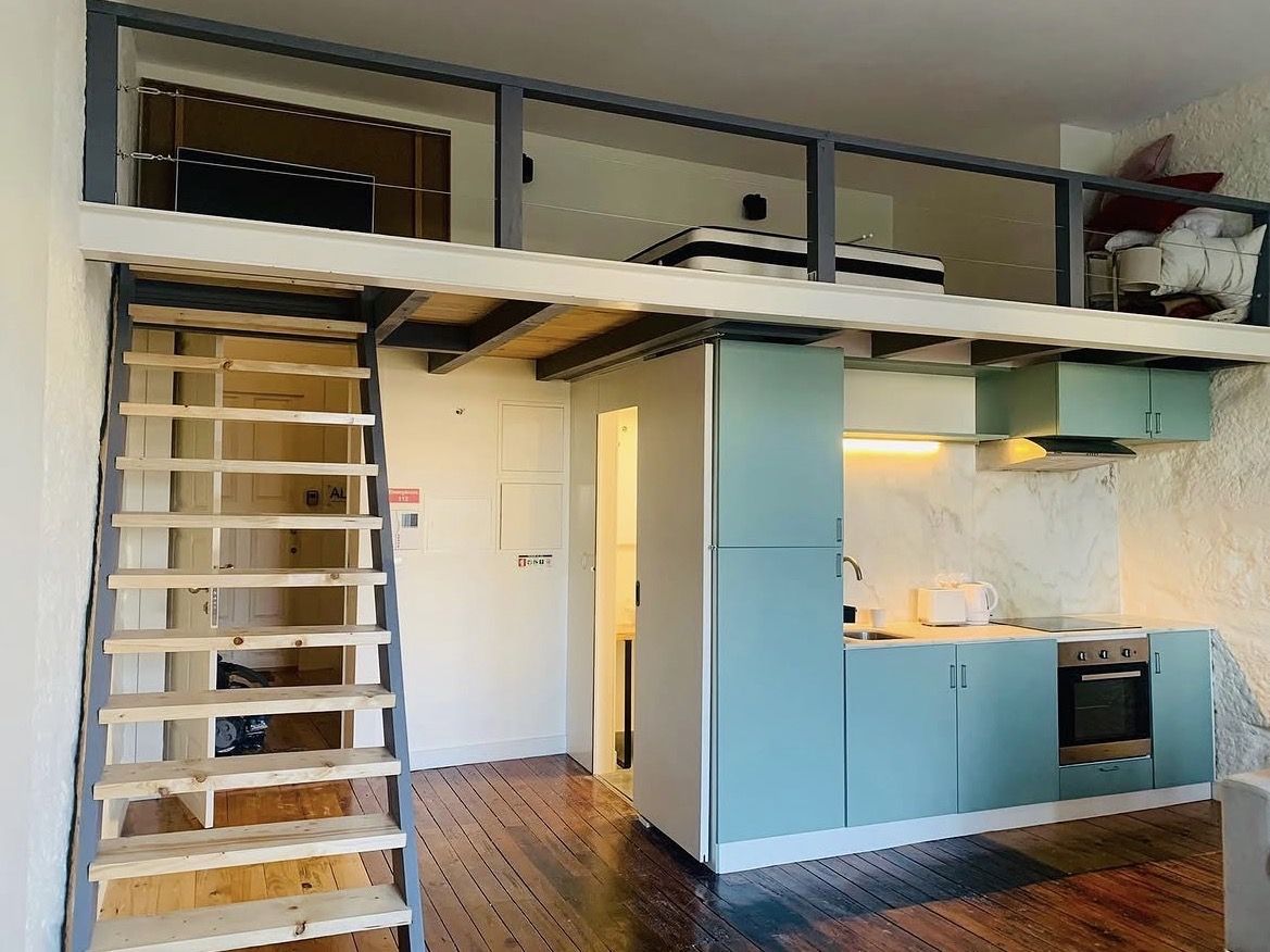 Conversão de mezanino num apartamento renovado no Porto