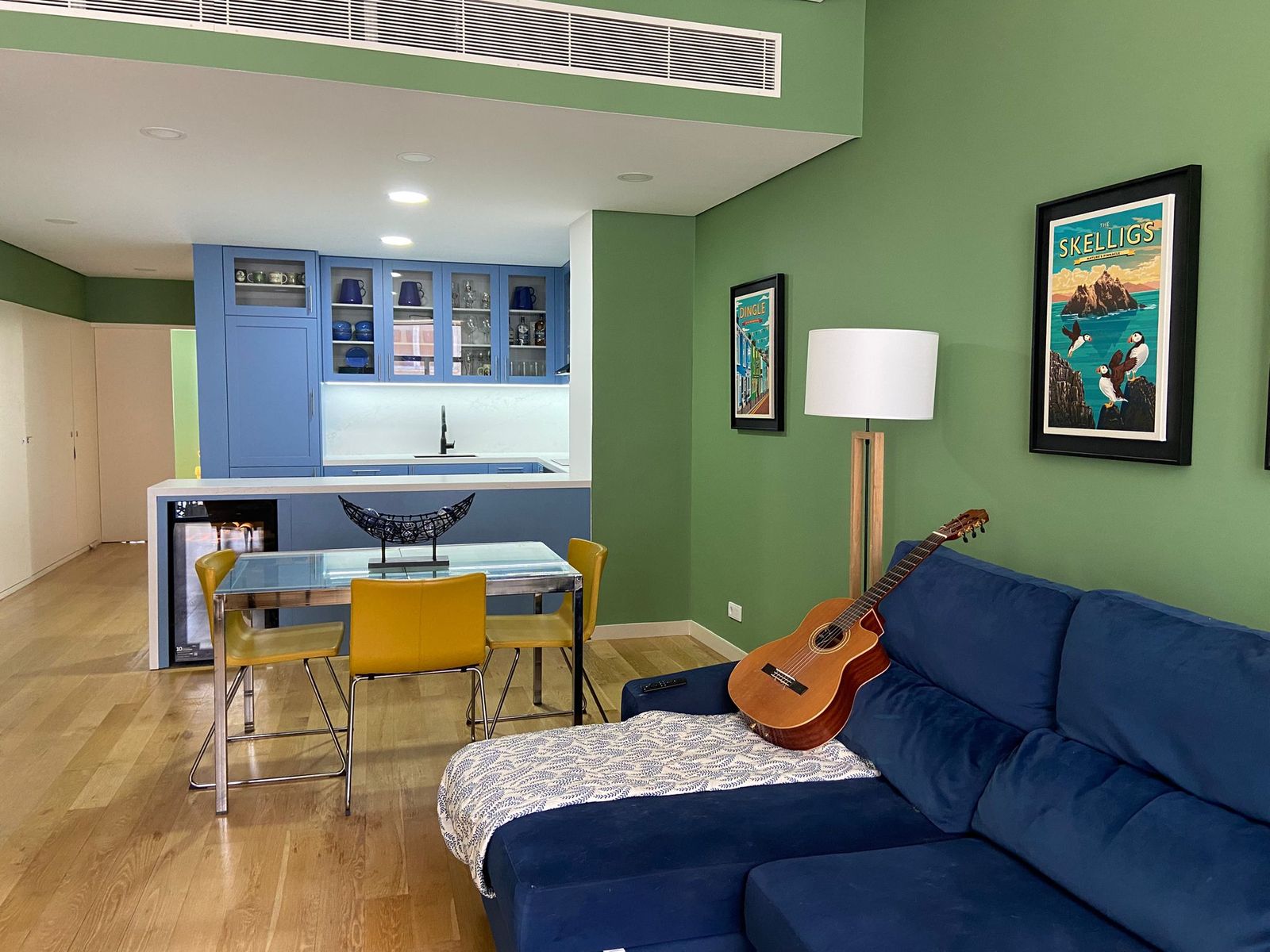 Renovação de apartamento concluída com cozinha à medida