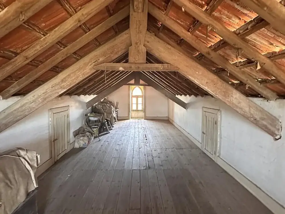 Attic with clay tiles laid on battens over rafters and no membrane