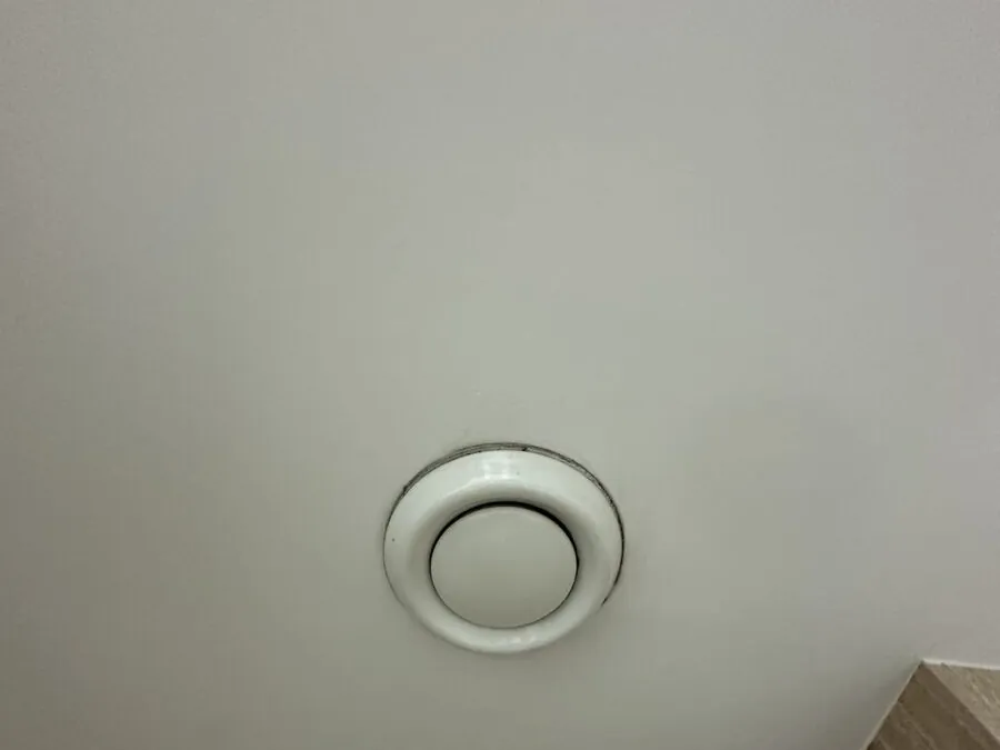 Grelha de extração no teto de uma casa de banho instalada mas sem funcionar