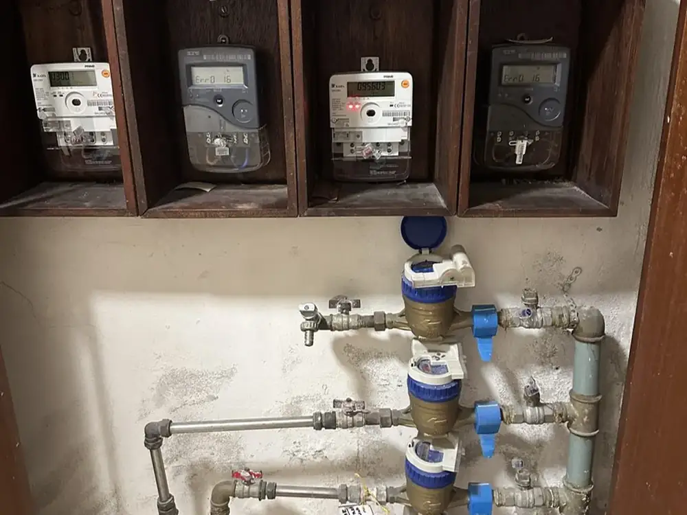 Shared water meter manifold and electricity meters in a common stairwell