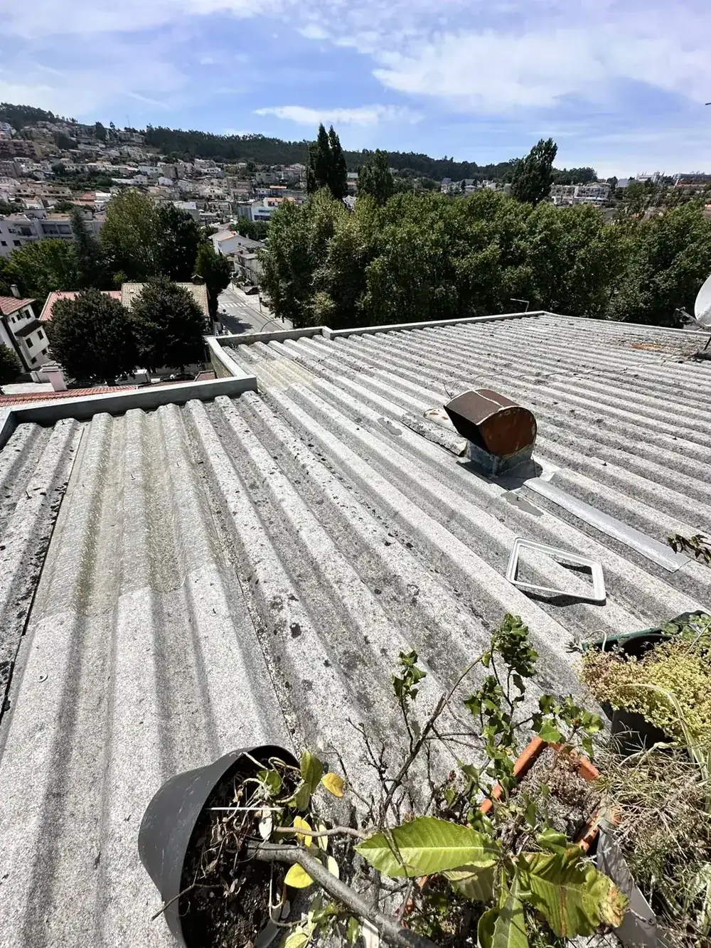 Telhado antigo de fibrocimento sobre casas em banda