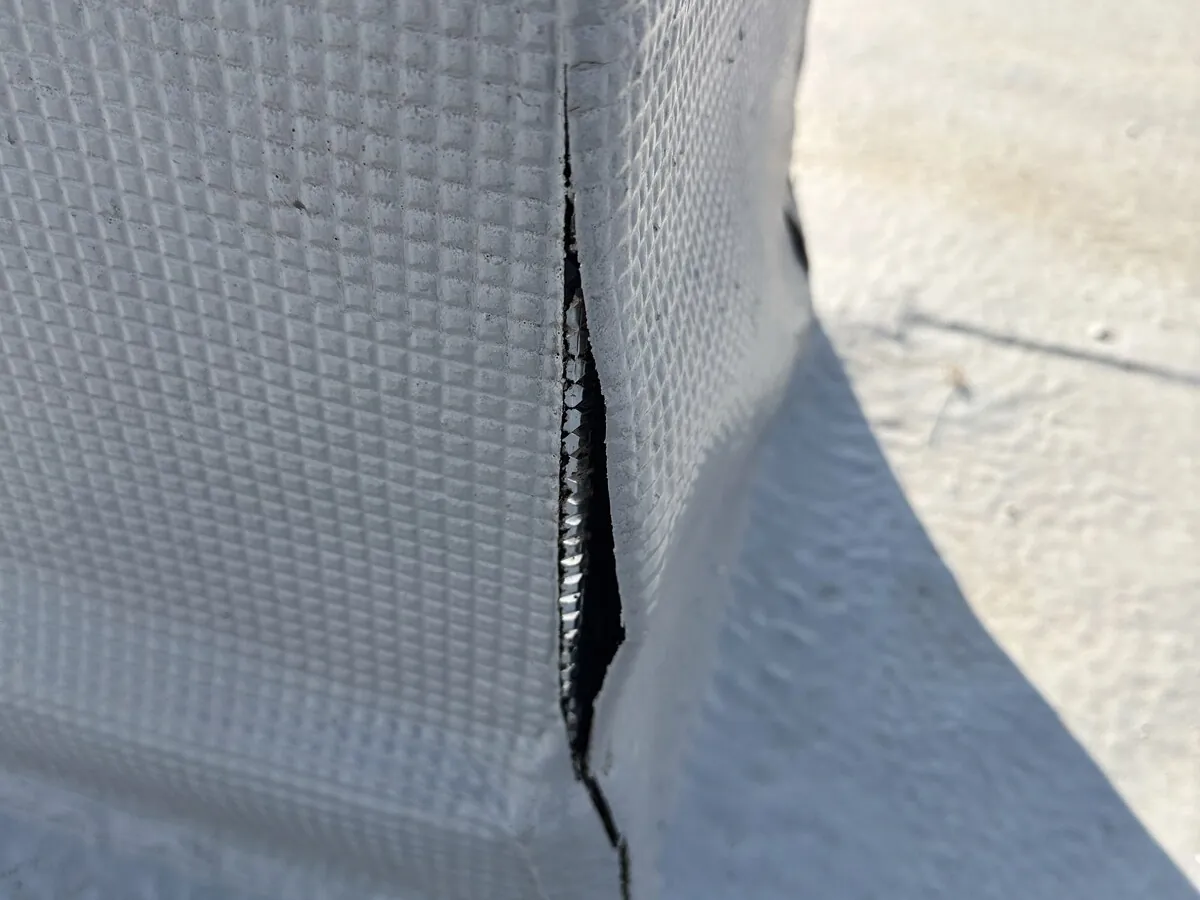 Liquid roof membrane split open at a plinth corner