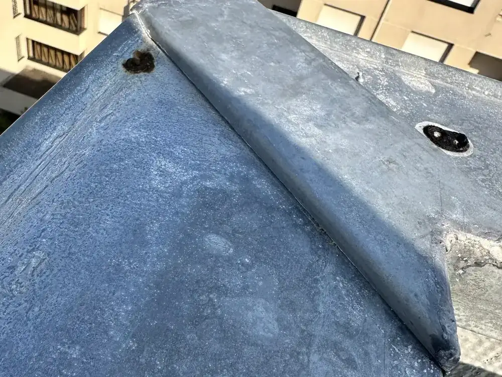 Junta de capeamento em zinco com uma peça de cobertura solta