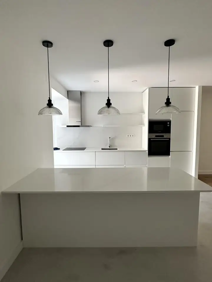 New handleless kitchen with marble island in a Porto apartment renovation